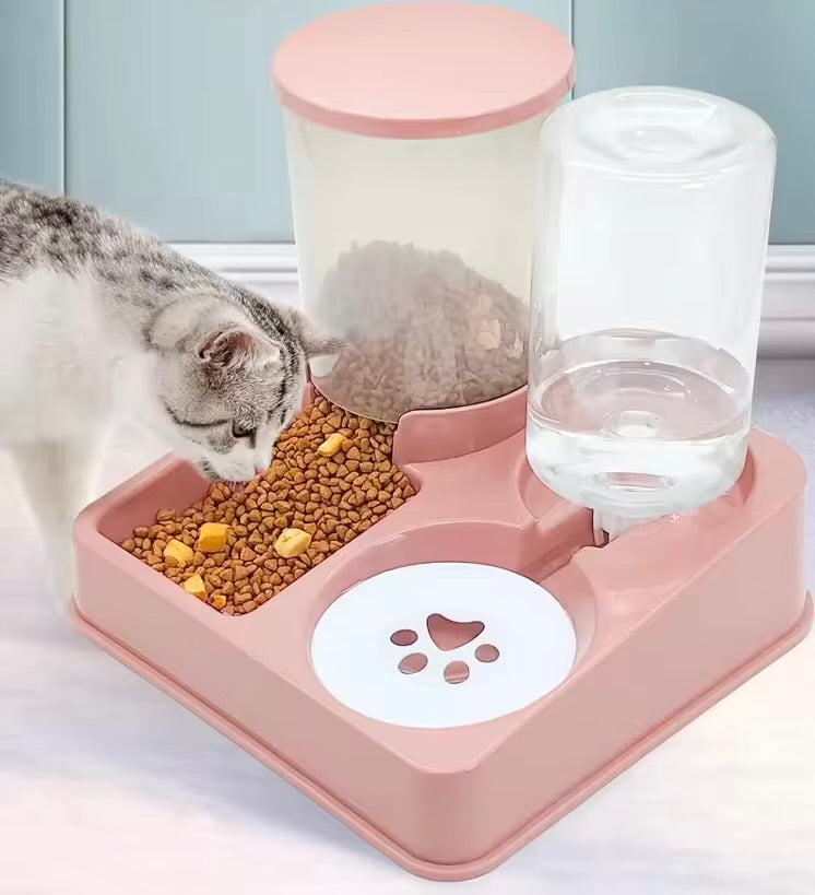 Chat qui mange dans le distributeur de croquettes pour chat MixFoodCat rose.