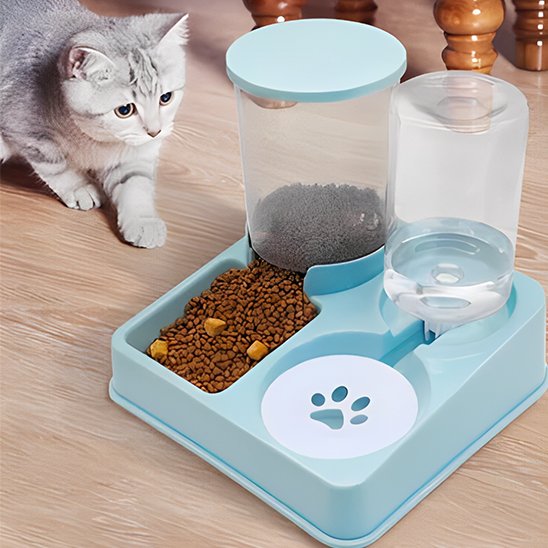 Chat qui sâavance vers le distributeur de croquettes pour chat MixFoodCat bleu clair.