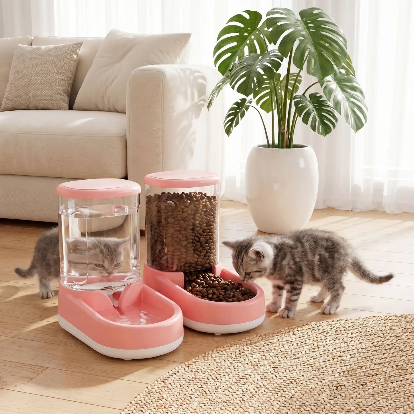 Deux Chatons et le distributeur de croquettes pour chat et eau AutoFeeder-XL rose