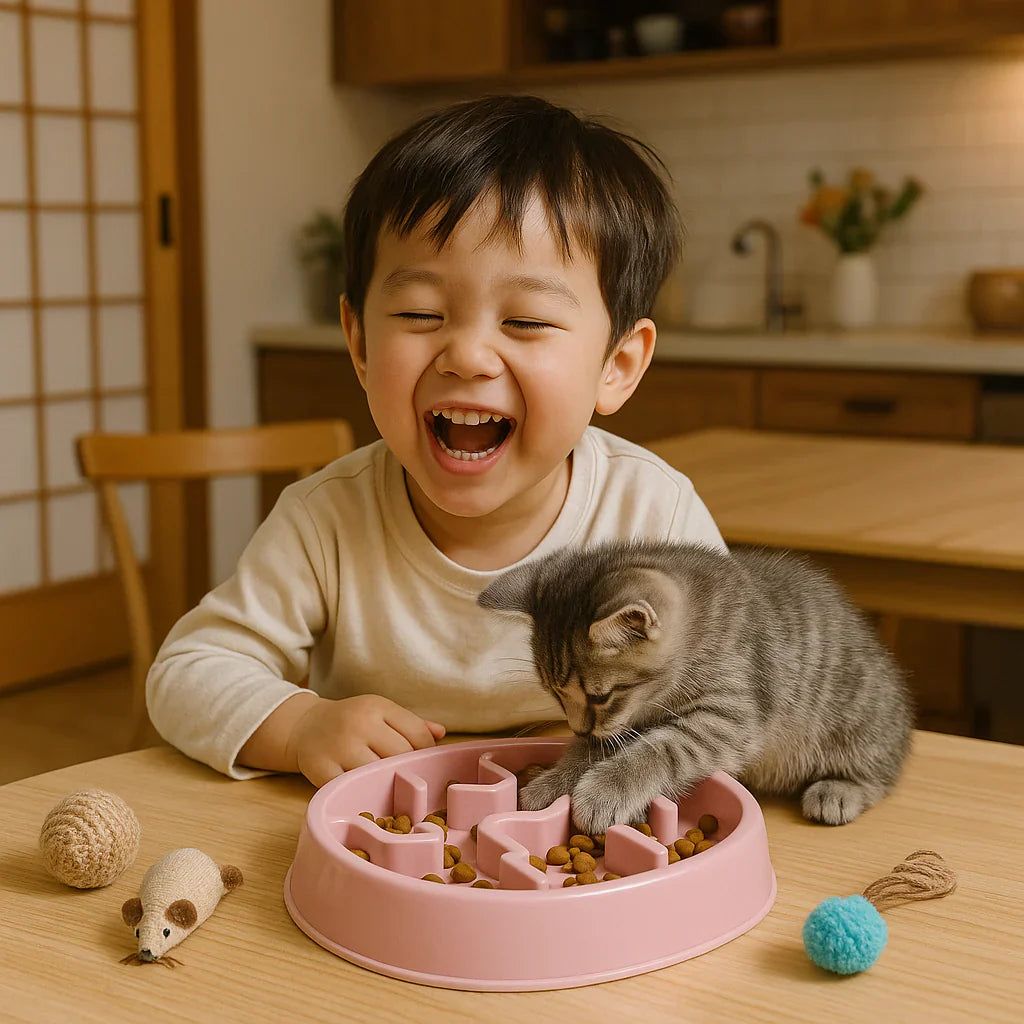 Enfant rigole avec son chaton devant la gamelle anti glouton chat PawSlowFeeder rose