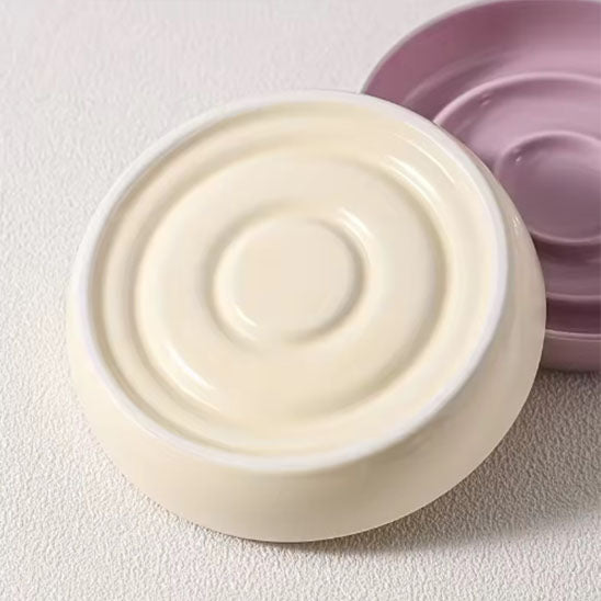 Gamelle anti glouton MiaouZen beige posée sur variante rose