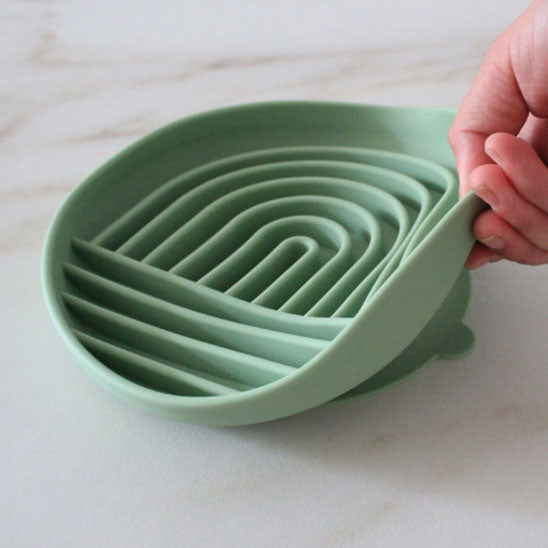 Gamelle anti glouton chat HarmonyPlate verte tenue par la base ventouse