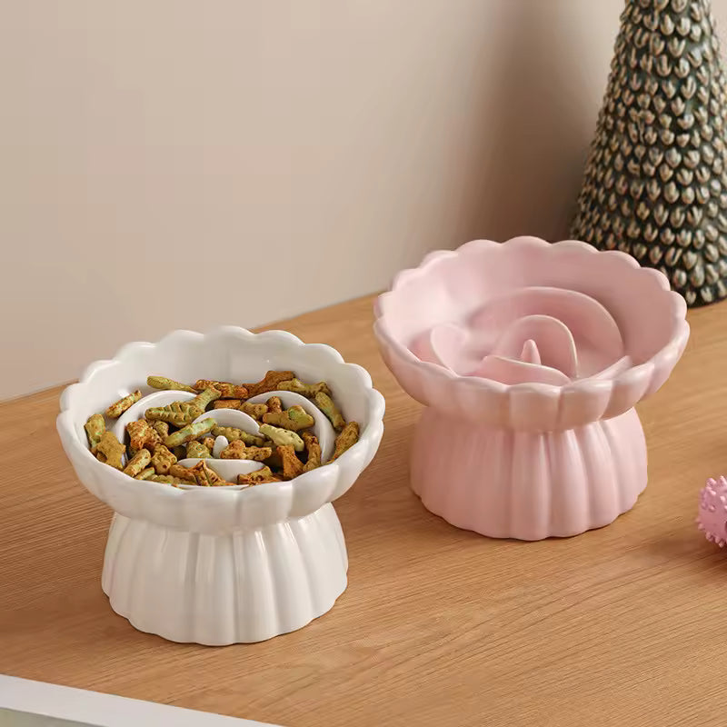 gamelle chat anti glouton Bowl&Roses Blanche remplie et rose vide.