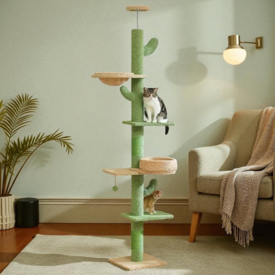 Arbre a chat FeliGreen avec 2 chats dessus dans un salon