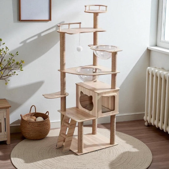 Arbre a chat en bois NatureConfort devant fenêtre