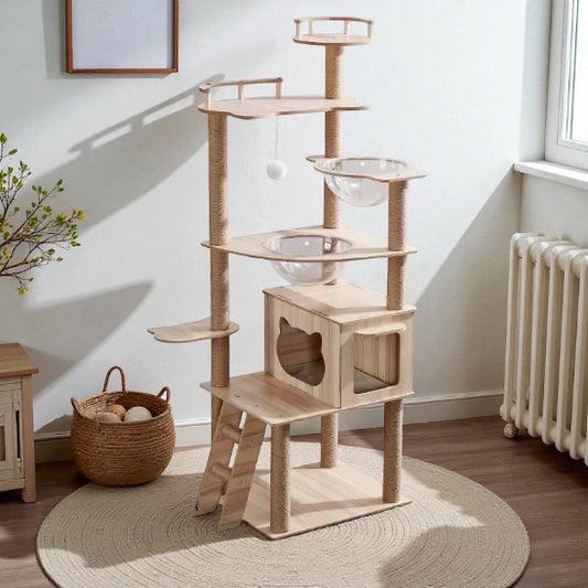 Arbre a chat en bois NatureConfort devant fenêtre