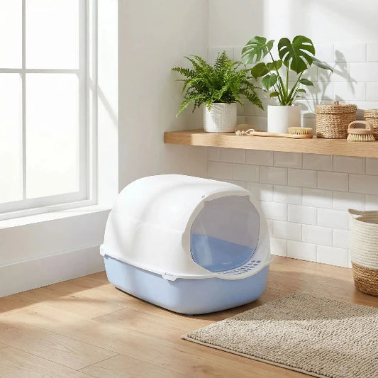 Bac à litière pour chat violet dans salle de bain