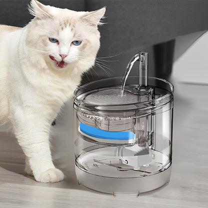 Chat Angora qui se lèche les babines apres avoir bu dans la fontaine a eau chat CrystalSteel