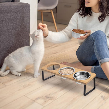 chat avec sa maitresse devant gamelle chat surélevée ScandiCatChic