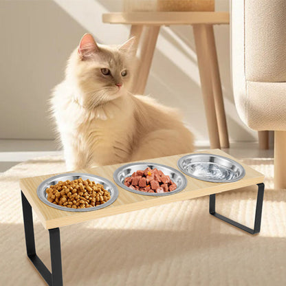 Chat blanc devant gamelle chat surélevée ScandiCatChic