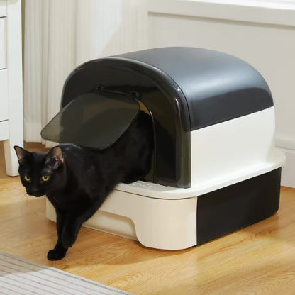 Chat noir qui sort de sa Maison de toilette pour chat la modulable noire