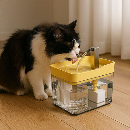 Chat qui boit dans sa Fontaine a eau chat CatAutomaticWaterFountain jaune