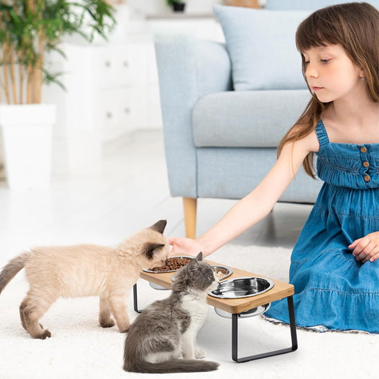 Deux chatons et petite fille devant gamelle chat surélevée ScandiCatChic