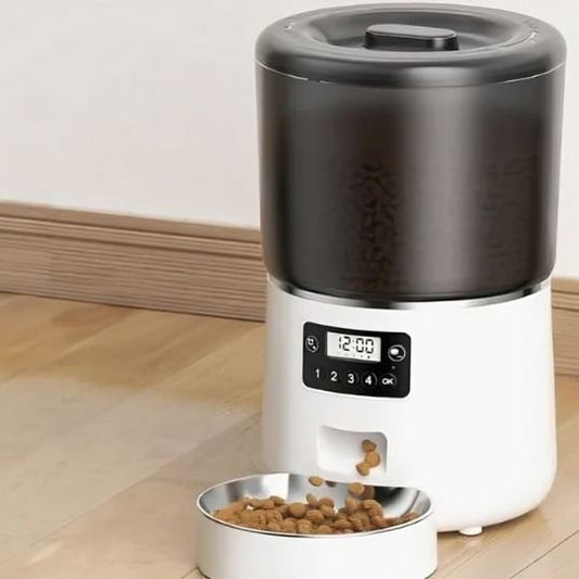 Distributeur automatique croquettes chat SmartConnect Blanc posé sur le sol.