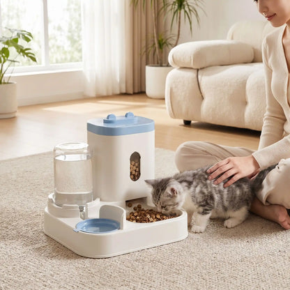 Distributeur croquette chat AutoMeal-2-en-1 gris avec chaton