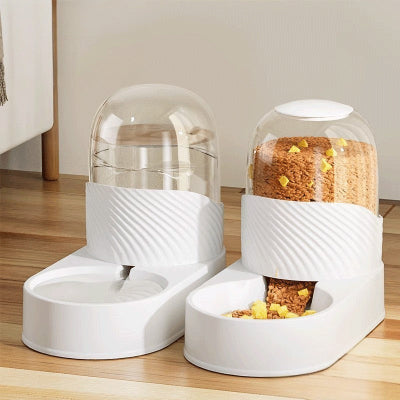 Distributeur croquettes chat PureFeeder-Set Avec abreuvoir posés sur un sol parquet