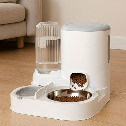 Distributeur de croquettes pour chat FoodFeline avec son réservoir d’eau intégré .