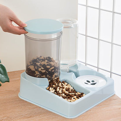 Distributeur de croquettes pour chat MixFoodCat bleu clair.