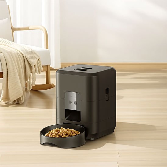 Distributeur de croquettes pour chat WhiskerConnect dans pièce ensoleillée.