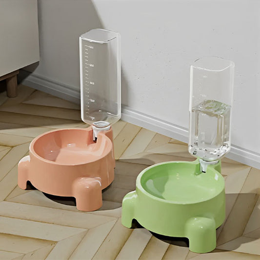 distributeur eau chat BottleCat Rose et vert sur parquet.