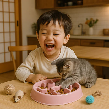 Enfant rigole avec son chaton devant la gamelle anti glouton chat PawSlowFeeder rose