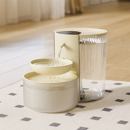 Fontaine a eau chat SmartPetWaterDispenser beige sur tapis damier