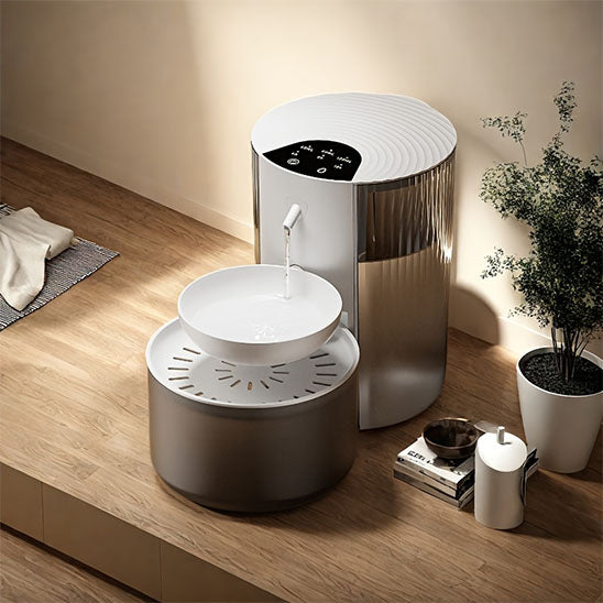 Fontaine a eau chat SmartPetWaterDispenser sur bois.