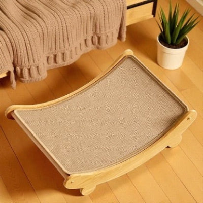 Griffoir chat MaxiRelax variante foncé posé au pied du canapé