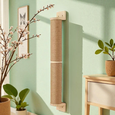 Griffoir chat ScratchBar sur mur vert