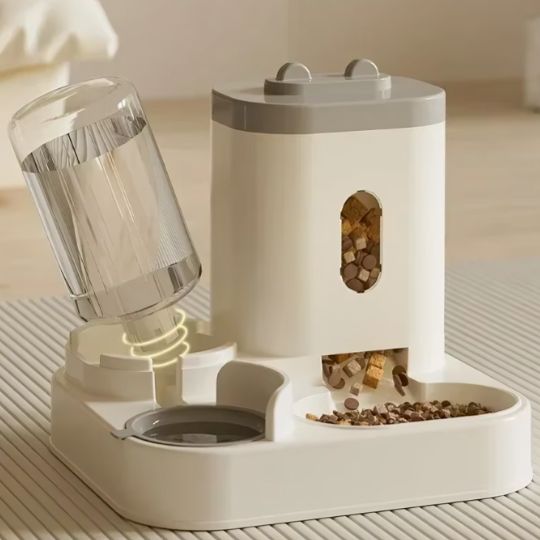 Installation de la bouteille d’eau sur le Distributeur croquette chat AutoMeal-2-en-1