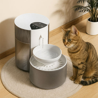 Petit chaton tigré marron et Fontaine a eau chat SmartPetWaterDispenser.