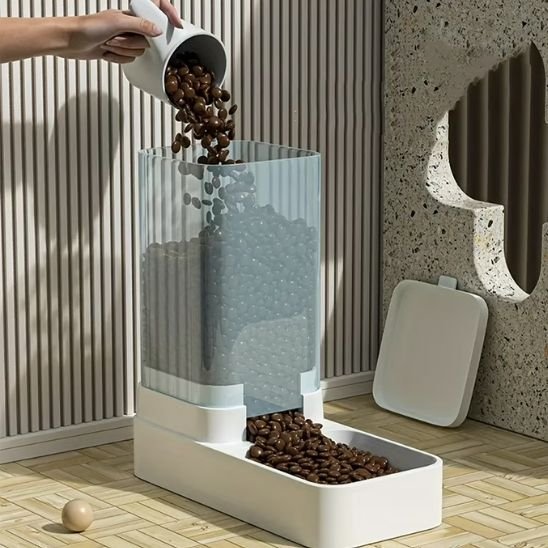 Remplissage du distributeur de croquettes pour chat et distributeur eau Auto7Days