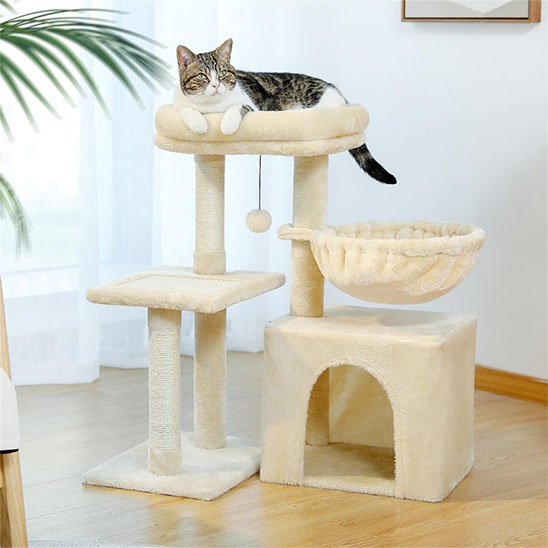 Chat en hauteur dans son arbre à chat​ ArboCat beige 