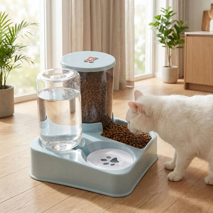  chat qui mange dans son distributeur de croquettes pour chat mixfoodcat