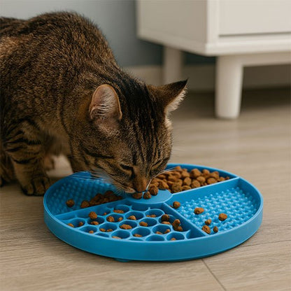 Chat qui mange sur son Tapis de lechage chat