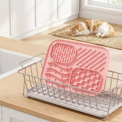 Tapis de léchage chat rose qui s’égoutte sur un évier